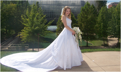Schöne Braut in weißem Kleid